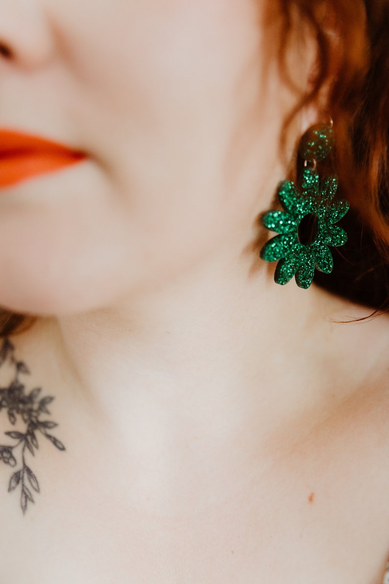Green daisy earring with original acrylic flower glitter image 4