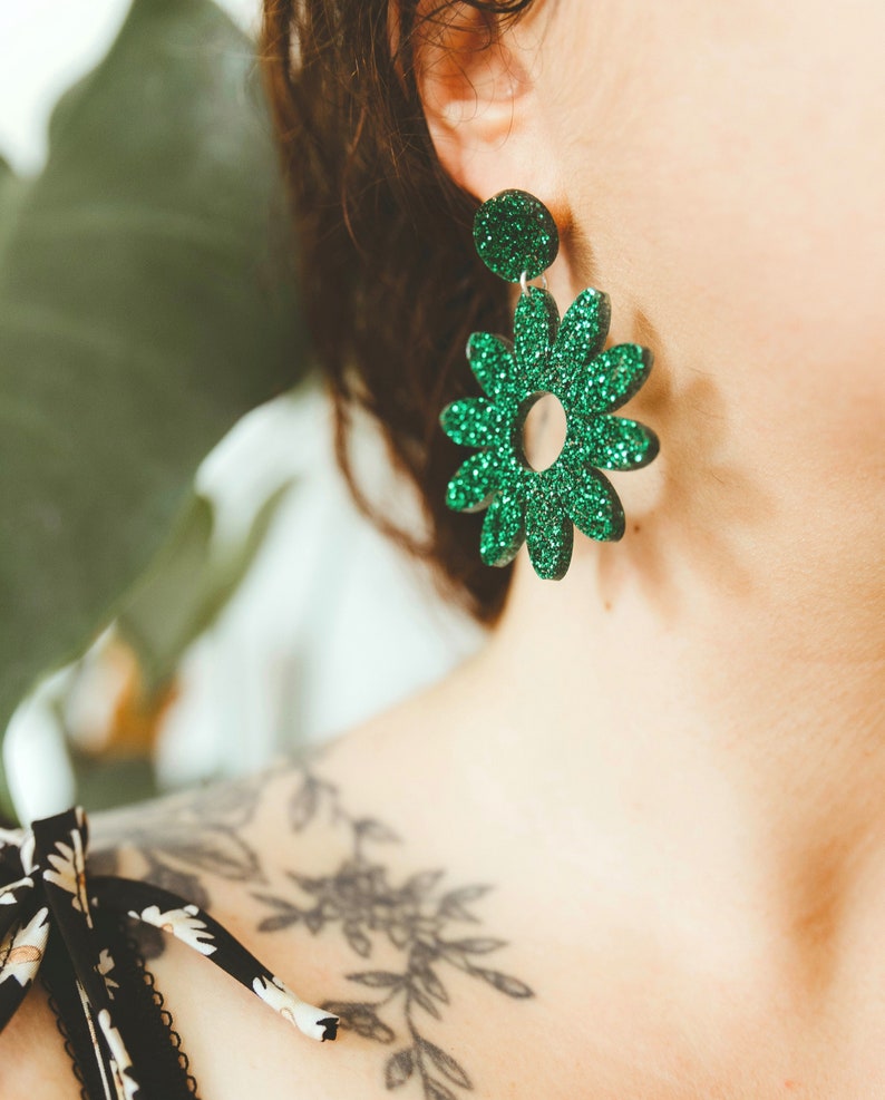 Green daisy earring with original acrylic flower glitter image 1