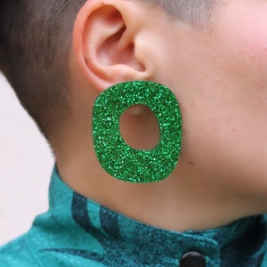 Boucle d'oreille loopy vert paillette acrylique grand anneau abstrait puce image 1