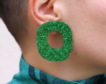 Boucle d'oreille loopy vert paillette acrylique grand anneau abstrait puce