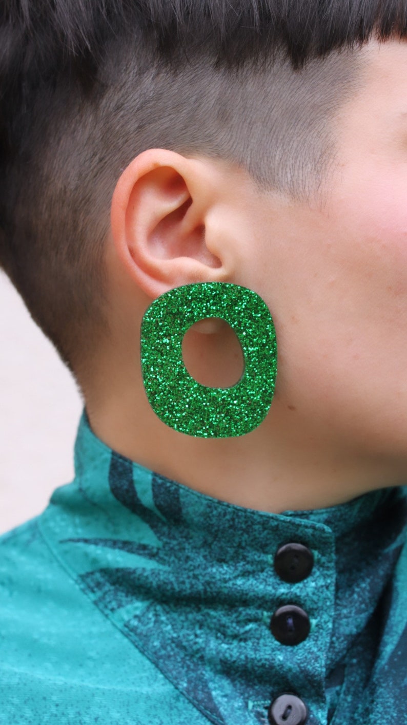 Boucle d'oreille loopy vert paillette acrylique grand anneau abstrait puce image 1