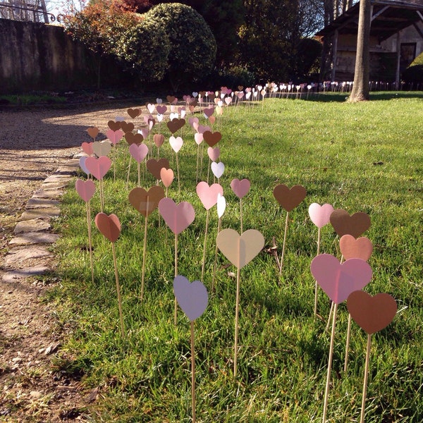 allée de 50 coeurs, cœurs sur pics, décoration mariage, coeurs mariage, cérémonie