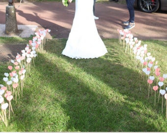 gangpad met 50 harten, harten op prikkers, huwelijksdecoratie, huwelijksharten, ceremonie, hartenstokken