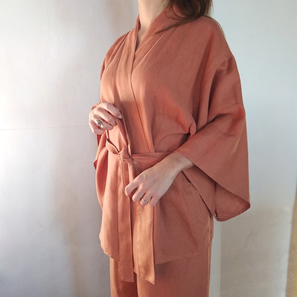 Kimono en lin > Kimono femme > Kimono homme > Kimono confortable > Peignoir d'été > Vêtement créateur > Mode durable > Slow artisanat France