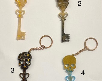 Porte clé " Skull " résine  4 variantes paillettes