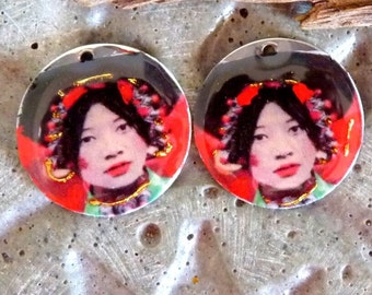 Breloques bohèmes Portrait geisha ,acier inoxydable- 25 mm-breloques bohèmes-perles-créations artisanales