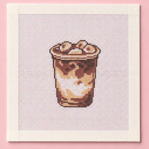 アイスラテのコーヒーをモチーフにした手描きのニードルポイントキャンバス - ツヴァイガルト ロイヤル 18ct