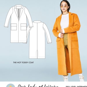 Op de afbeelding: Een lange, oranje jas met grote zakken, gedragen door een persoon. De afbeelding toont ook een lijntekening van de jas. De tekst "THE HOT TODDY COAT" wordt weergegeven. Het logo van "Our Lady of Leisure" wordt getoond, samen met het vaardigheidsniveau en de benodigde tijd om de jas te maken.