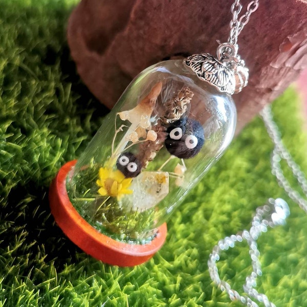 Collier globe en verre boule de suie noiraude totoro miniature mousse pierre fleurs séchées