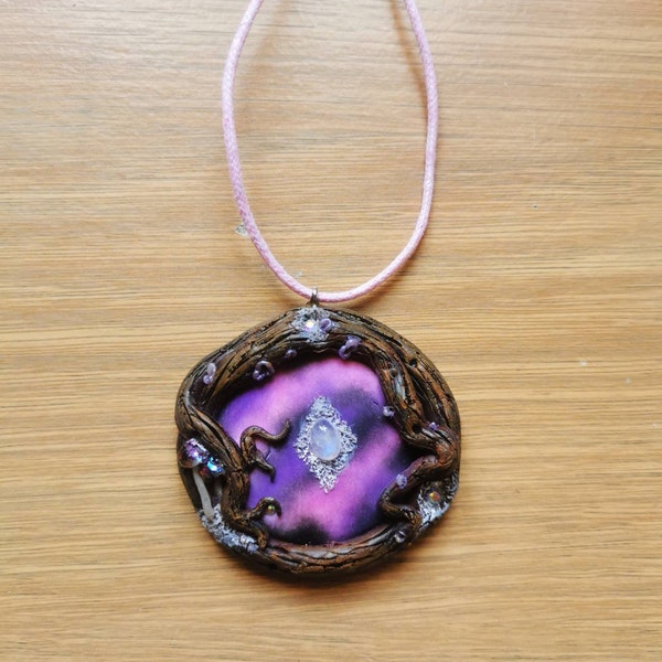 Collier pendentif galaxie rose et violette poète de lune champignon phosphorescent bois forêt pâte polymère
