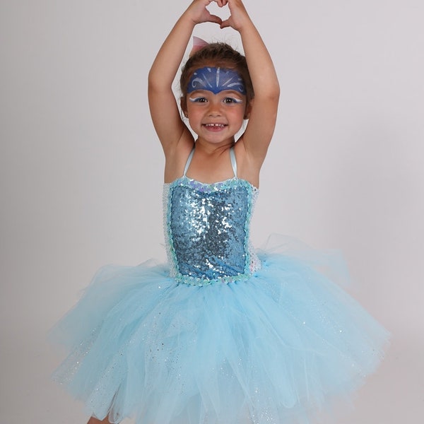 Costume de fée enfant, robe tutu en tulle bleu clair longueur genou et tissu sequin bleu