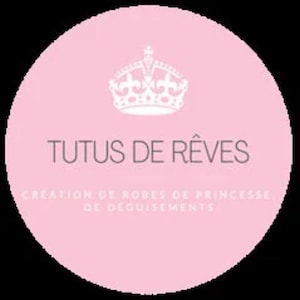 Logo circulaire rose avec l'inscription "TUTUS DE RÊVES" en gris et une couronne blanche en haut. En dessous, on trouve "CRÉATION DE ROBES DE PRINCESSE DE DÉGUISEMENTS" en gris.