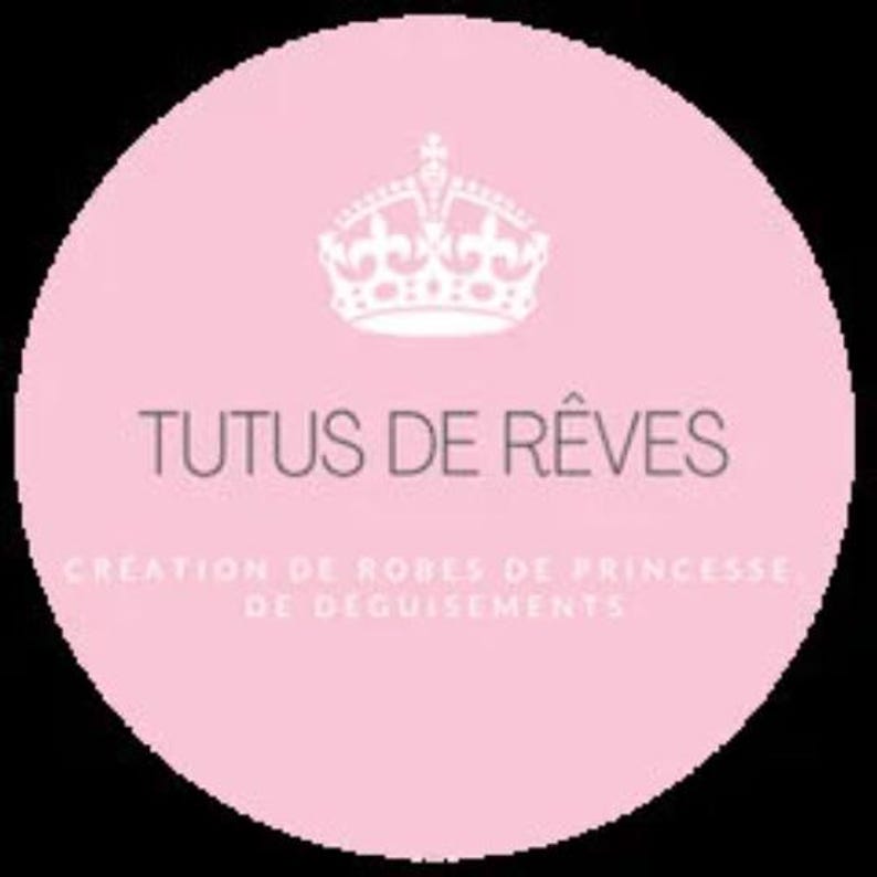 Logo circulaire rose avec l'inscription "TUTUS DE RÊVES" en gris et une couronne blanche en haut. En dessous, on trouve "CRÉATION DE ROBES DE PRINCESSE DE DÉGUISEMENTS" en gris.