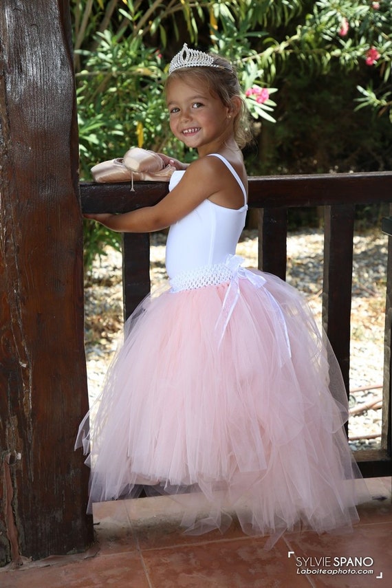 Bébé en jupe tutu rose, jolie petite fille jouant à la maternelle