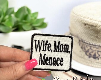 Parche bordado "Esposa, Mamá, Amenaza". Parche bordado pequeño. Accesorio moderno para sombreros. Parche termoadhesivo. Parche sarcástico para sombreros de esposa. Parche de Bill.