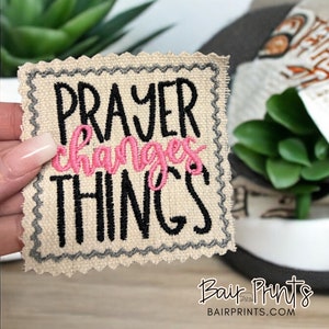 Patch bordado "A Oração Muda as Coisas". Patch bordado religioso fofo. Patch para chapéu cristão. Patch de oração. Patch para chapéu para passar a ferro.