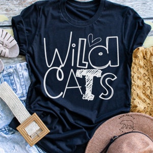 Wildcats Team Spirit Tee shirt. Tee-shirt graphique du jour du jeu. Mascotte sérigraphié doux Taille petite-3xl. Plus la taille.
