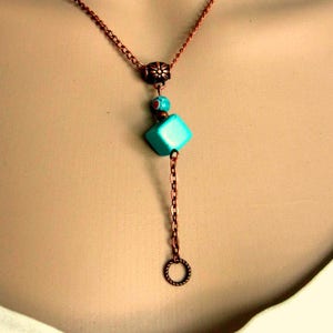 Collier rustique fin cuivre et bleu turquoise, cube bleu turquoise, cercle, perle en verre millefiori, howlite, collier court femme, bohème image 3