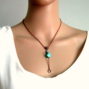 Collier rustique fin cuivre et bleu turquoise, cube bleu turquoise, cercle, perle en verre millefiori, howlite, collier court femme, bohème image 1