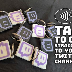 Puede incluir: Llaveros con el logotipo de Twitch en negro, blanco y morado. Cada llavero tiene forma cuadrada con un anillo plateado. La imagen incluye el texto "TAP TO GO STRAIGHT TO YOUR TWITCH CHANNEL."
