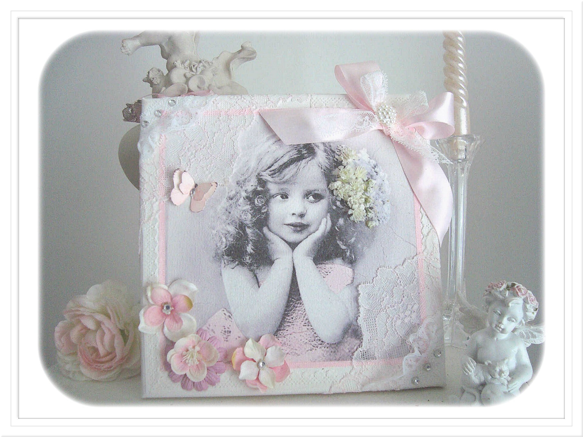 Tableau de Style Rétro Fillette à La Robe Rose 