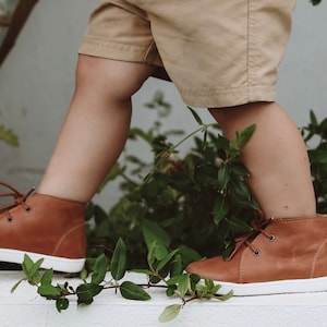 Botas de piel encerada color canela para niños pequeños: zapatos unisex de inspiración vintage