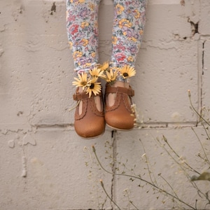 Wynter vintage tan leather toddler t-bars with beautiful detailing and FREE storage bag • ready to post •