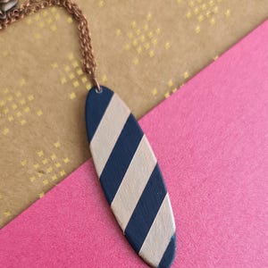 Collana lunga, collana con ciondolo ovale, collana con ciondolo a righe - blu e oro rosa