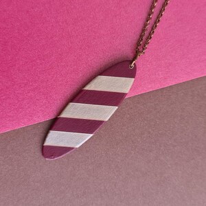 Collana lunga, collana con ciondolo ovale, collana con ciondolo a righe - bordeaux e oro rosa