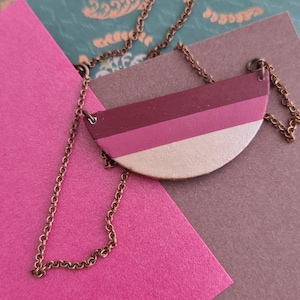 Collana a mezzaluna, collana a righe, collana geometrica - bordeaux, rosa, oro rosa
