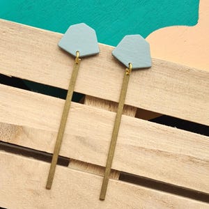 Orecchini pendenti, orecchini con pendente in ottone, orecchini con barretta - colore verde nordic