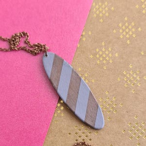 Collana lunga, collana con ciondolo ovale, collana con ciondolo a righe - viola chiaro e rame rust