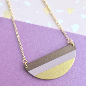 Collana a mezzaluna, collana a righe, collana geometrica - marrone, violetto, oro