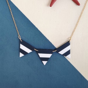 Collana girocollo con triangoli, collana a righe blu