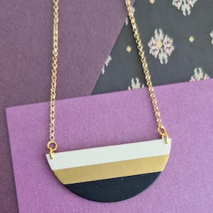 Collana a mezzaluna, collana a righe, collana geometrica -bianco, nero, oro