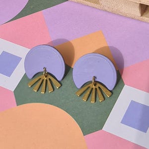 Orecchini a forma di luna, orecchini a lobo, orecchini con pendente in ottone - colore viola chiaro