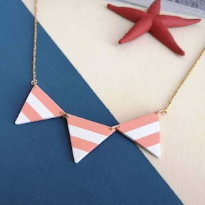 Collana girocollo con triangoli, collana a righe rosa