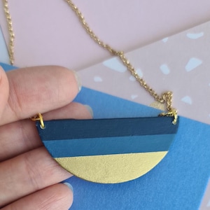 Collana a semicerchio, collana a righe, collana geometrica blu scuro, blu polvere, oro
