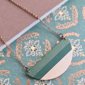 Collana a mezzaluna, collana a righe, collana geometrica - verde scuro, verde oliva, oro rosa