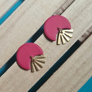Orecchini a forma di luna, orecchini a lobo, orecchini con pendente in ottone - colore rosso corallo