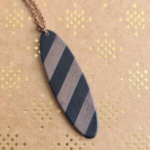 Collana lunga, collana con ciondolo ovale, collana con ciondolo a righe - nero e rame rust