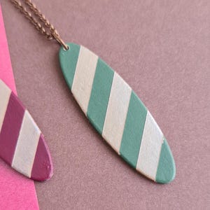 Collana lunga, collana con ciondolo ovale, collana con ciondolo a righe - verde avocado e oro rosa