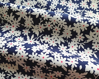 Tissu japonais, motif fleuri, type liberty, bleu indigo, blanc, coton batiste