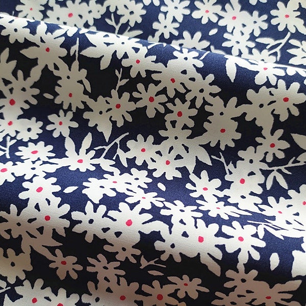 Tissu japonais, motif fleuri, type liberty, bleu indigo, blanc, coton batiste