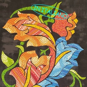 Könnte beinhalten: Ein farbenfrohes Blumendesign mit orangefarbenen, roten und blauen Blumen, grünen Blättern und gelben Akzenten. Das Kunstwerk weist ein Punktmuster und den Text "IN ITALIANO" in einem blauen Oval auf. Der Hintergrund ist dunkel.