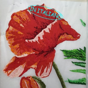 Può includere: Un papavero rosso con uno stelo e foglie verdi. Il fiore è in fiore e ha un bocciolo. Lo sfondo è bianco.