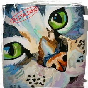 Può includere: Primo piano di un occhio di gatto con colori verde e blu. L'occhio del gatto è fatto di diversi materiali e texture, creando un look unico e artistico. L'immagine ha il testo "IN ITALIANO" in rosso.