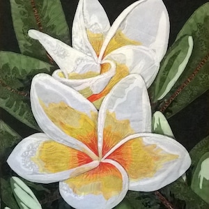 Può includere: Primo piano di un fiore di plumeria bianco con accenti gialli e arancioni. Il fiore è circondato da foglie verdi su uno sfondo scuro. I petali sono dettagliati con un aspetto strutturato, creando un'opera d'arte floreale realistica.