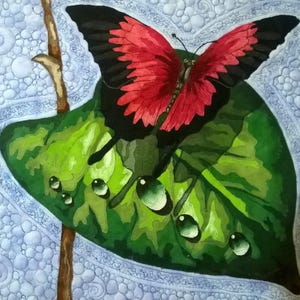 Può includere: Un dipinto vibrante di una farfalla con ali rosse e nere posata su una grande foglia verde. La foglia ha goccioline d'acqua ed è ambientata su uno sfondo blu strutturato. Un ramo marrone è visibile.