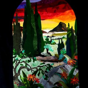 Può includere: Un'opera d'arte di collage colorata che rappresenta un paesaggio di tramonto con alberi alti e verdi, una catena montuosa e un campo di fiori in primo piano.
